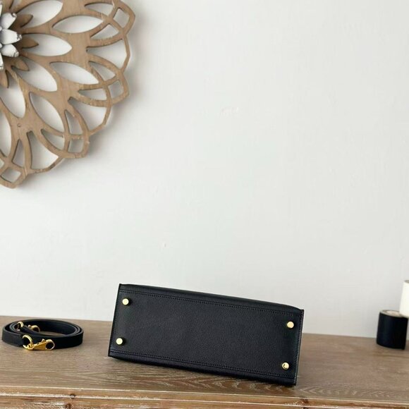 Classic Hermes Bag: A Stylish and Versatile Choice for Elegance - Picture 4 of 6